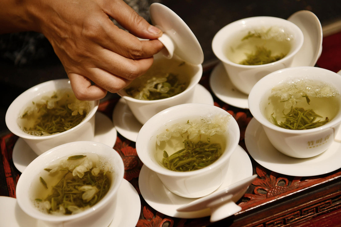 傍上“大师”，平价茶价格涨10余倍！中国茶叶流通协会撤销“制茶大师”等称号